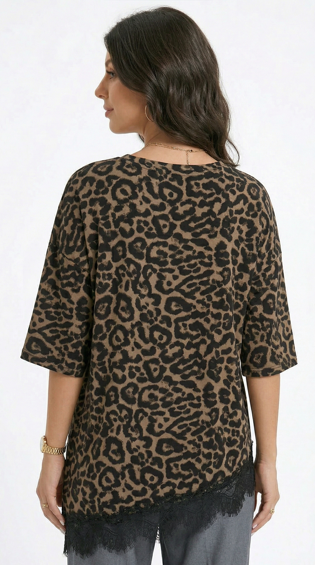 Woman wearing a pink oversized top with a plain background from Meleche or Meléche (short as (Mé))