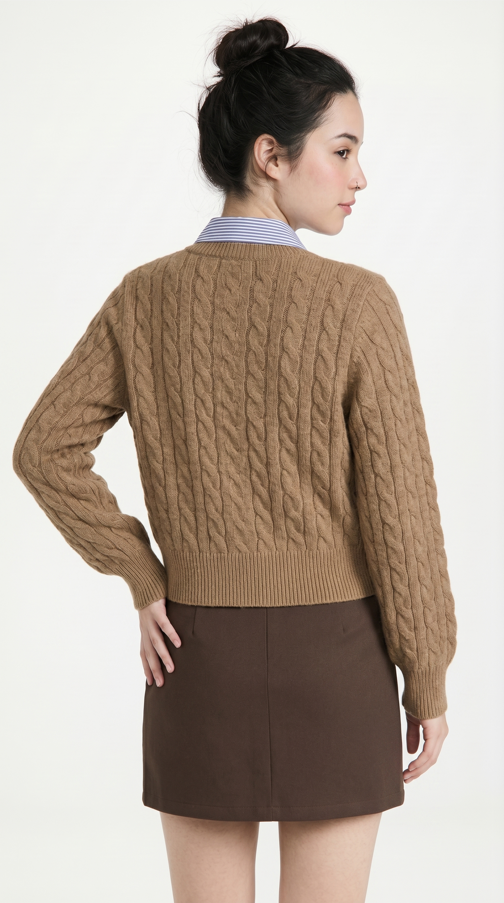 Woman wearing a brown cable knit sweater and skirt on a white background from Meleche or Meléche (short as (Mé))
