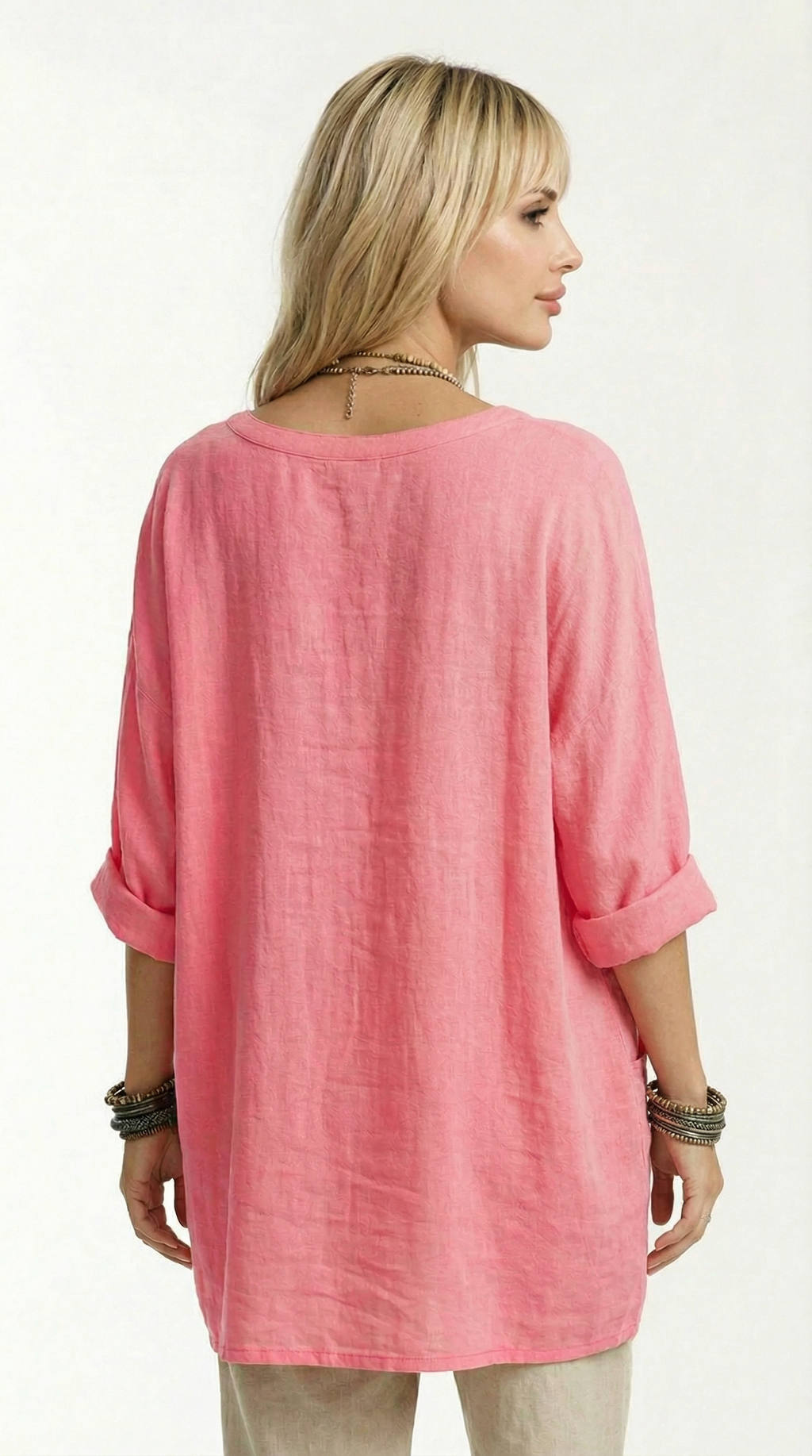 Woman wearing a pink tunic on a white background from Meleche or Meléche (short as (Mé))