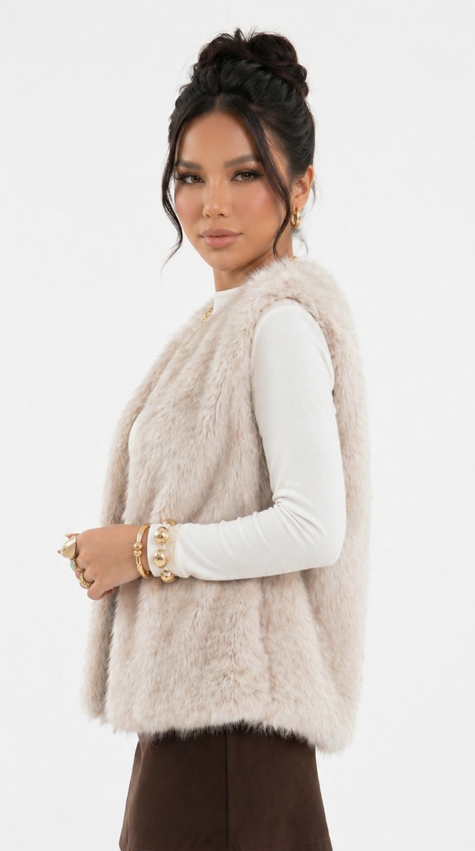 Woman wearing a beige fur vest on a white background from Meleche Fashion USA or Meléche (short as (Mé))