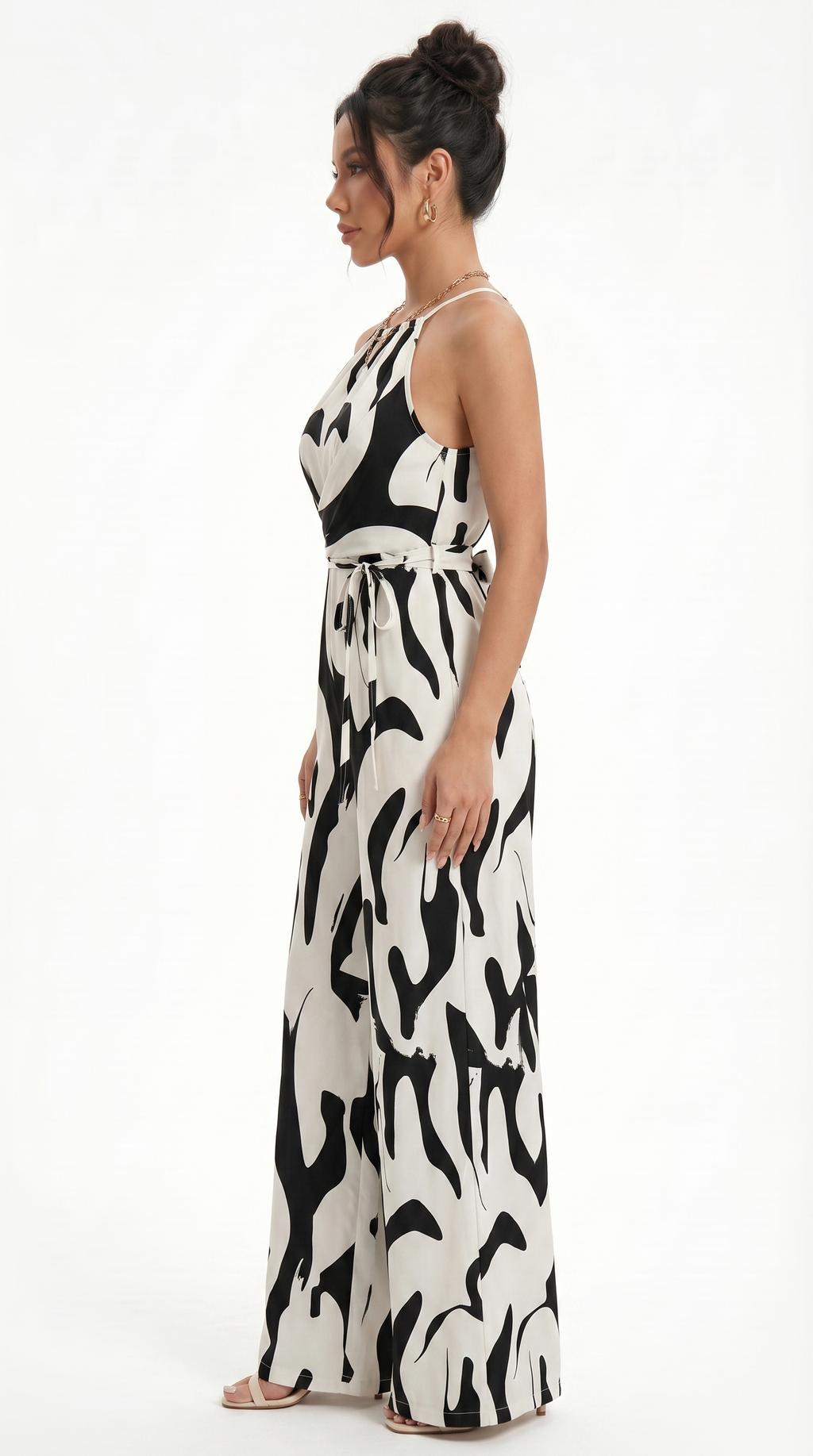 Woman wearing a black and white patterned maxi dress on a white background, from Meleche Fashion USA or Meléche (short as (Mé))