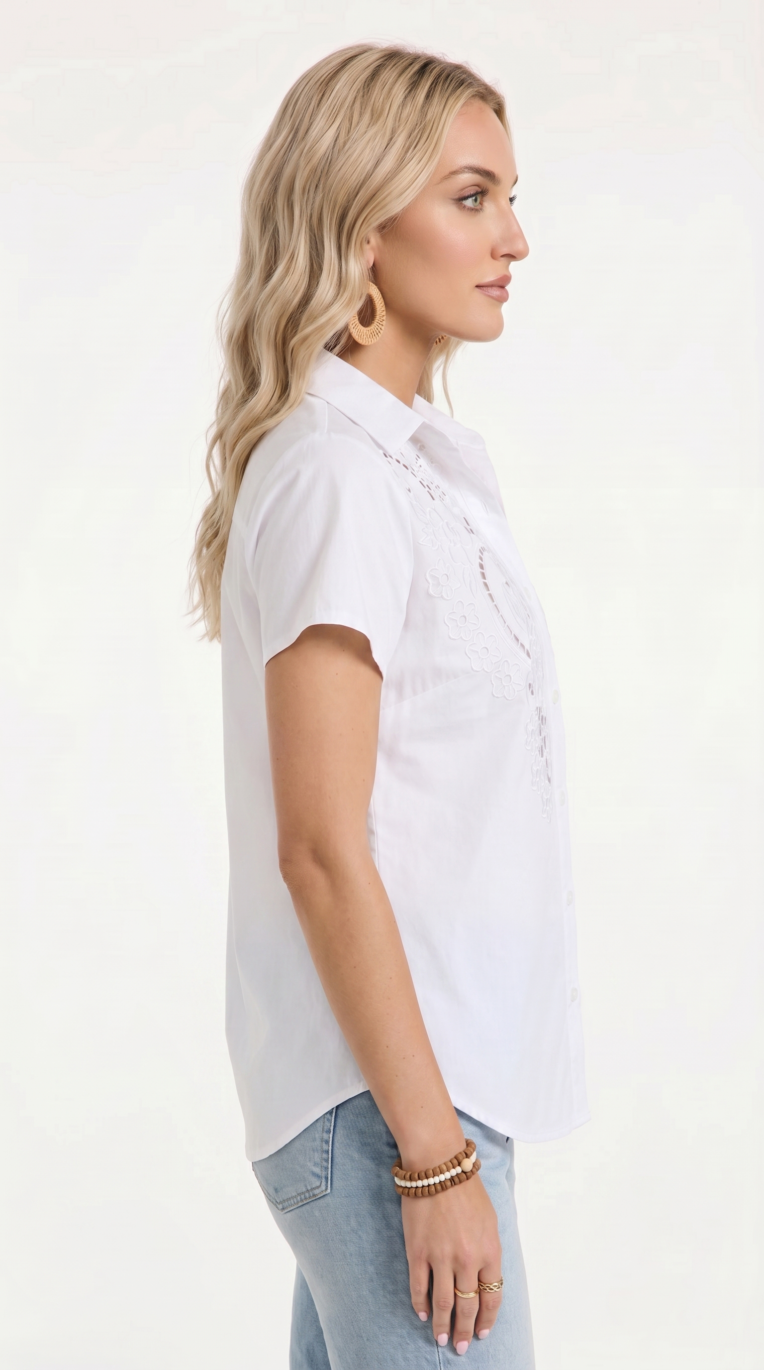 Woman wearing a white short-sleeve shirt and blue jeans on a white background, from Meleche Fashion USA or Meléche (short as (Mé))