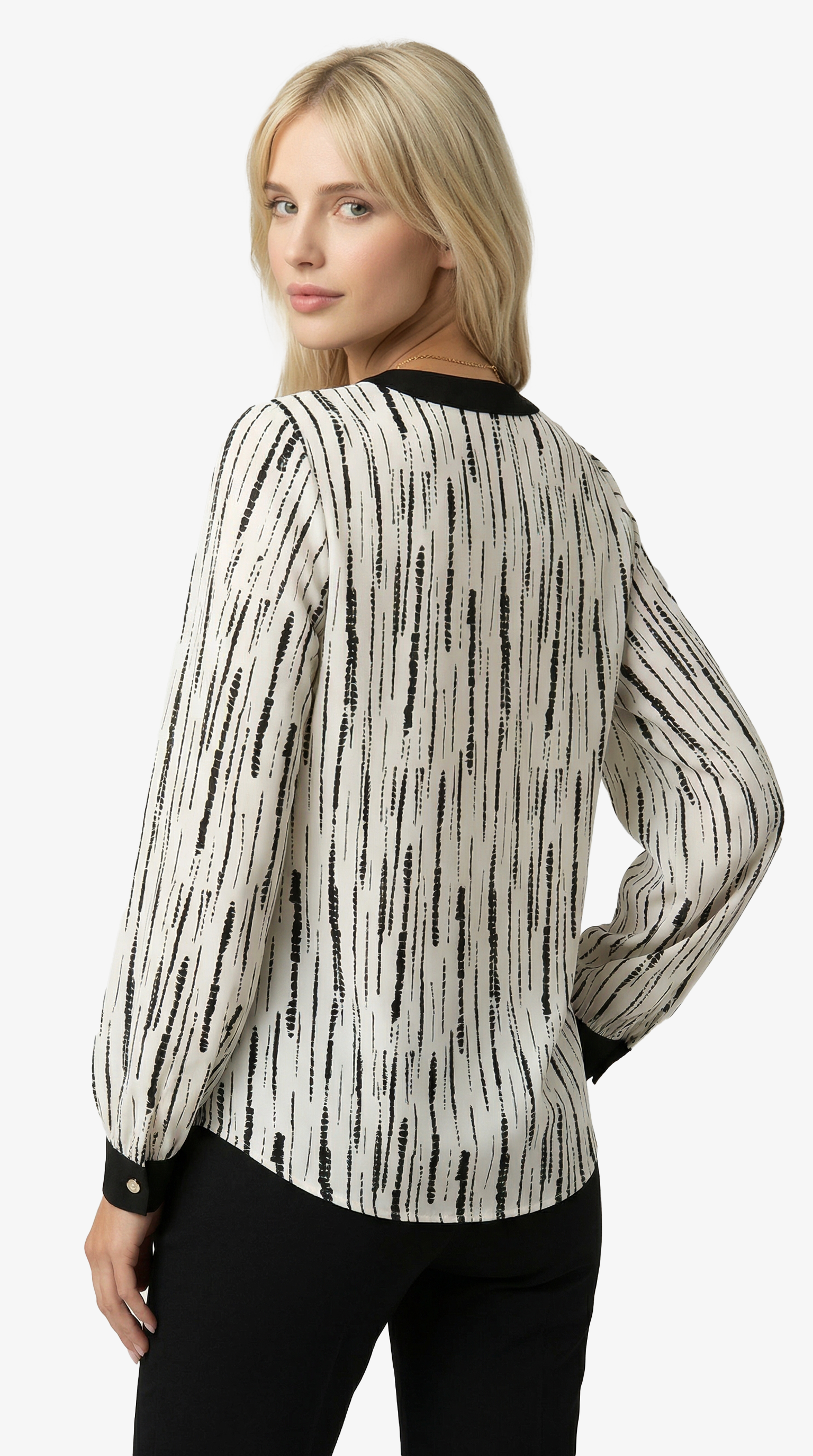 Woman wearing a patterned blouse with long sleeves on a white background from Meleche or Meléche (short as (Mé))