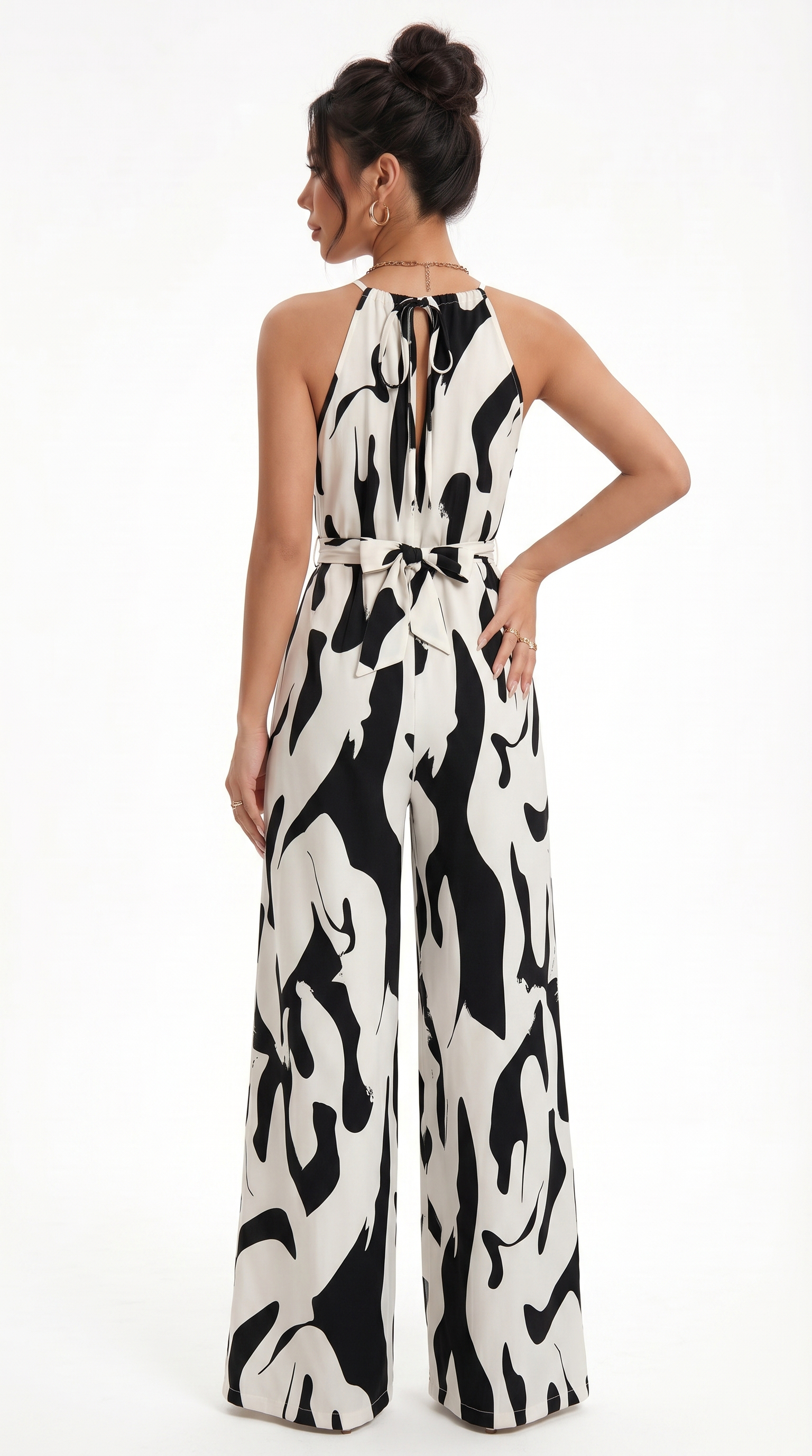 Woman wearing a black and white patterned jumpsuit on a white background, from Meleche Fashion USA or Meléche (short as (Mé))