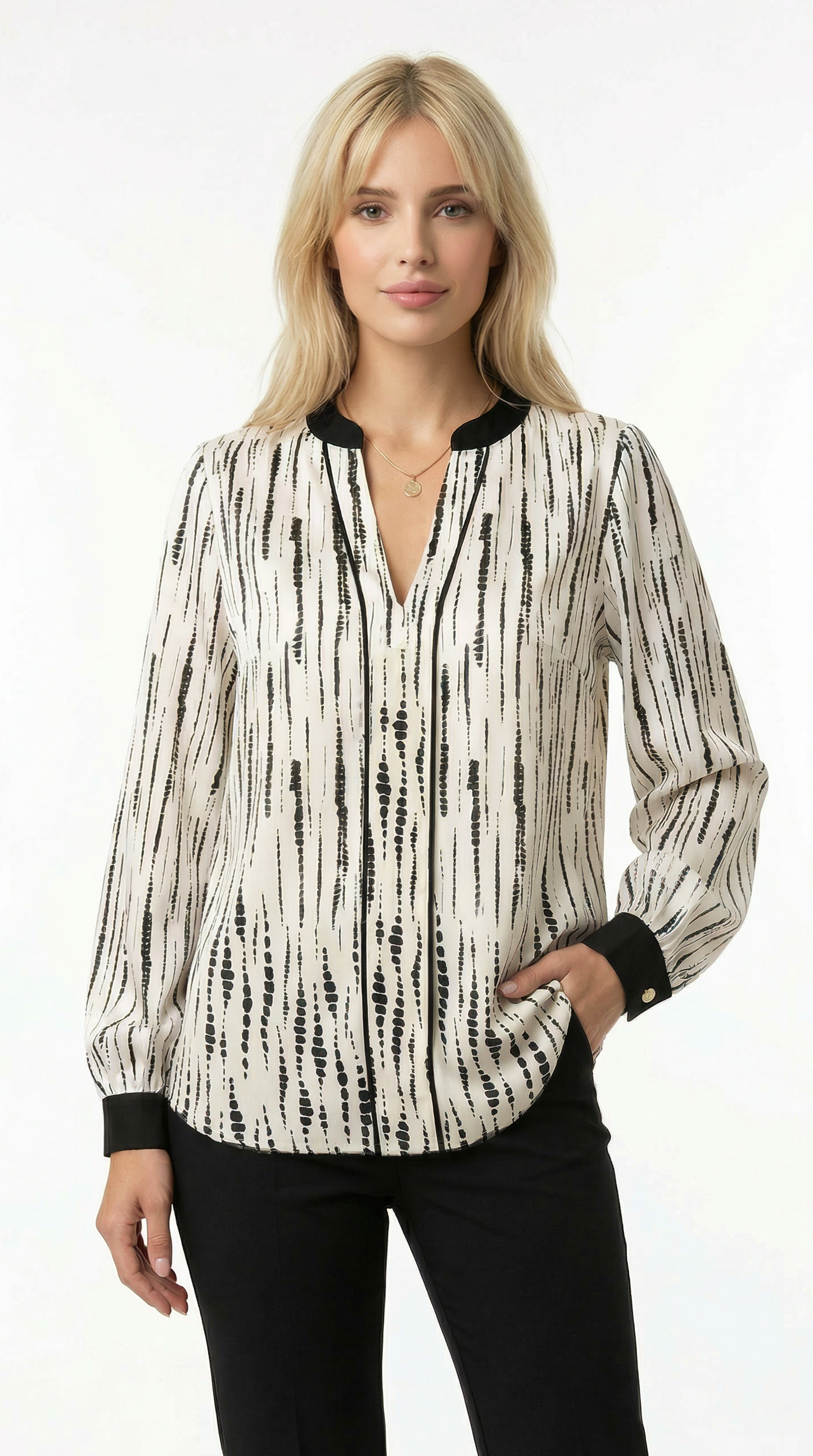 Woman wearing a patterned blouse with long sleeves on a white background from Meleche or Meléche (short as (Mé))