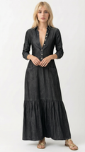 Woman wearing a black dress with buttons on a white background, Loos dress from Meleche Fashion USA or Meléche (short as (Mé))