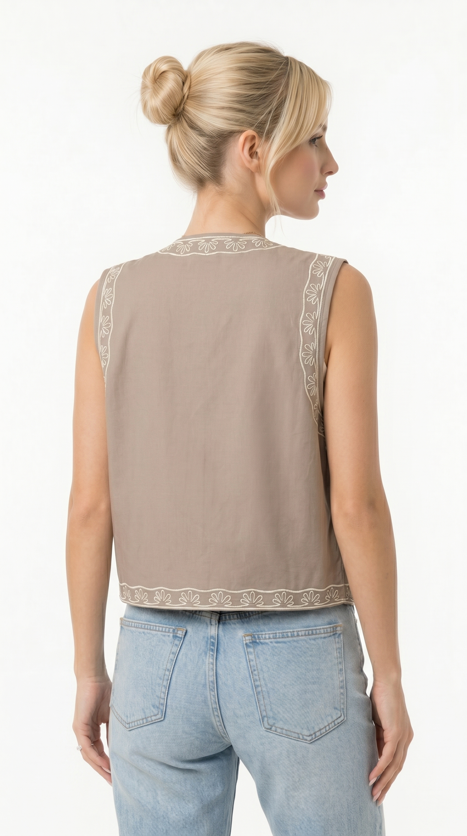 Woman wearing a beige sleeveless top with lace details and light blue jeans on a white background from Meleche Fashion USA or Meléche (short as (Mé))