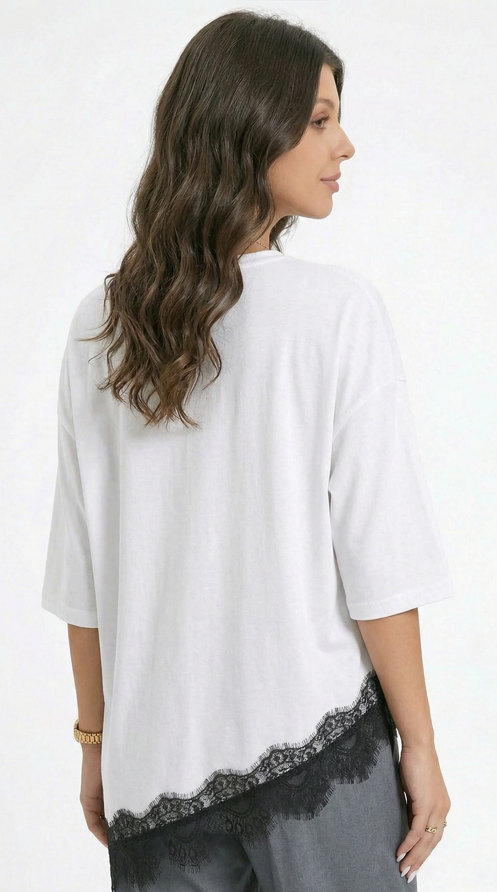 Woman wearing a yellow top and beige pants with a white background from Meleche or Meléche (short as (Mé))