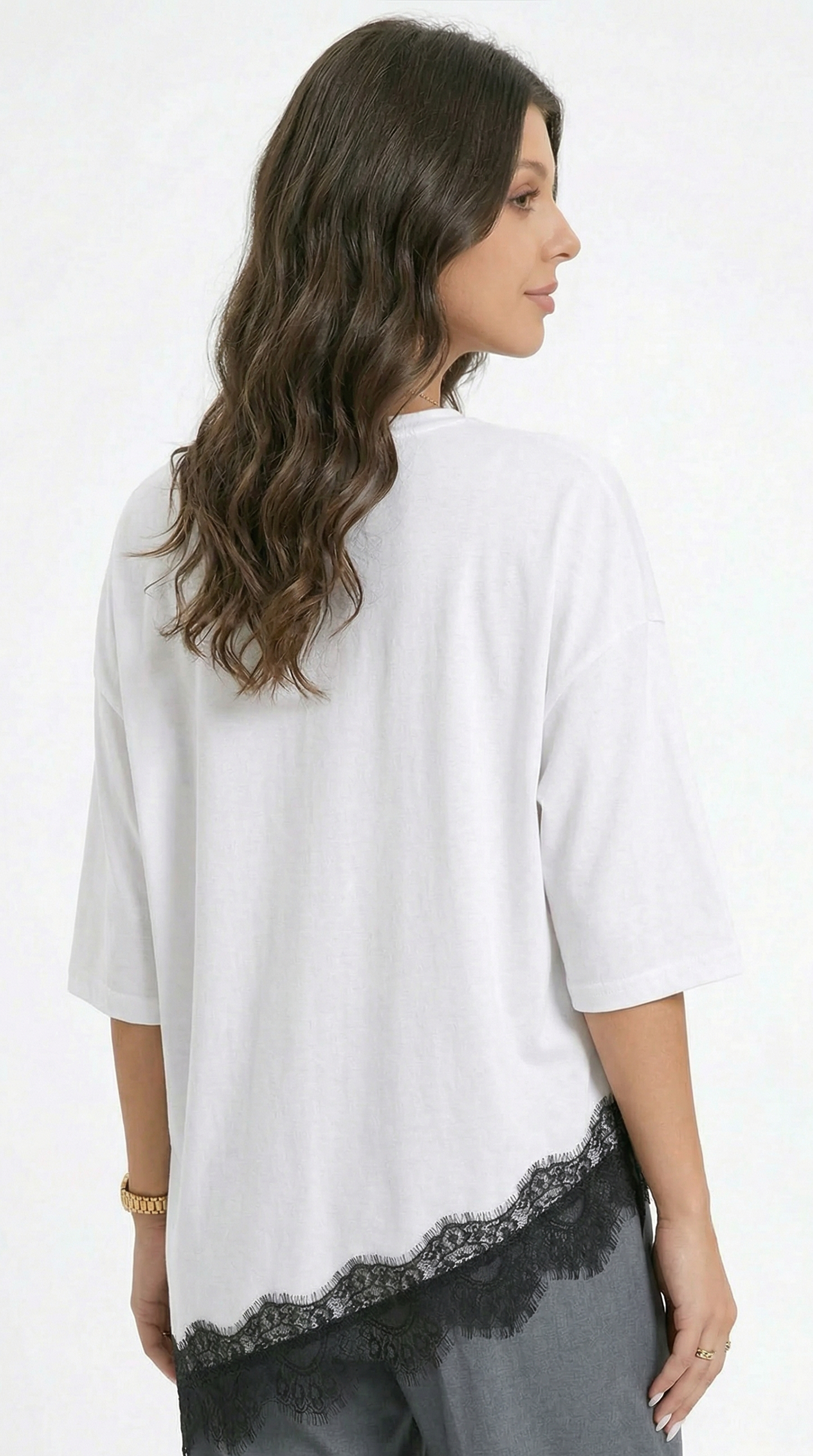 Woman wearing a yellow top and beige pants with a white background from Meleche or Meléche (short as (Mé))