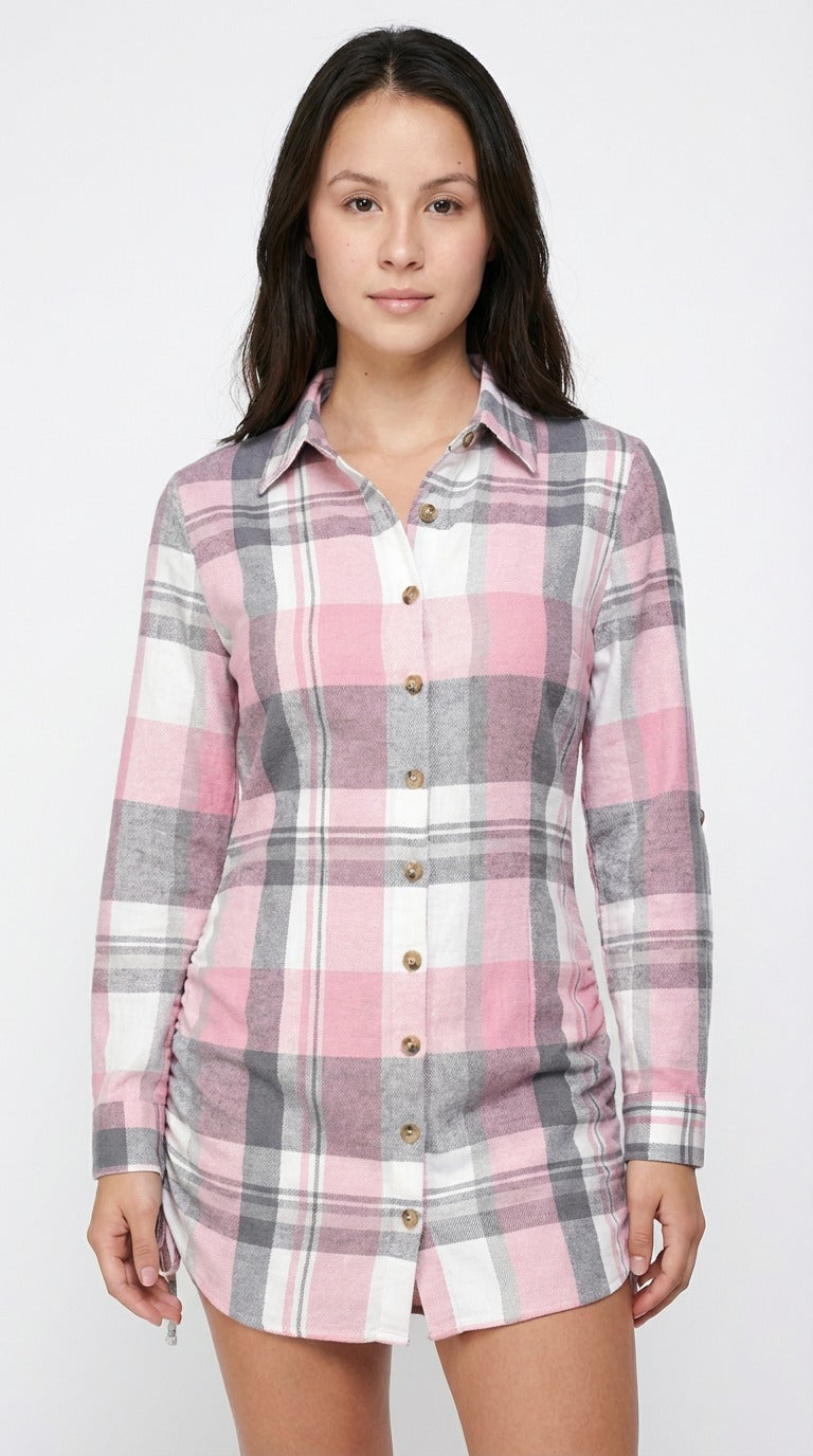 Woman wearing a pink and gray plaid shirt against a white background from Meleche or Meléche (short as (Mé))