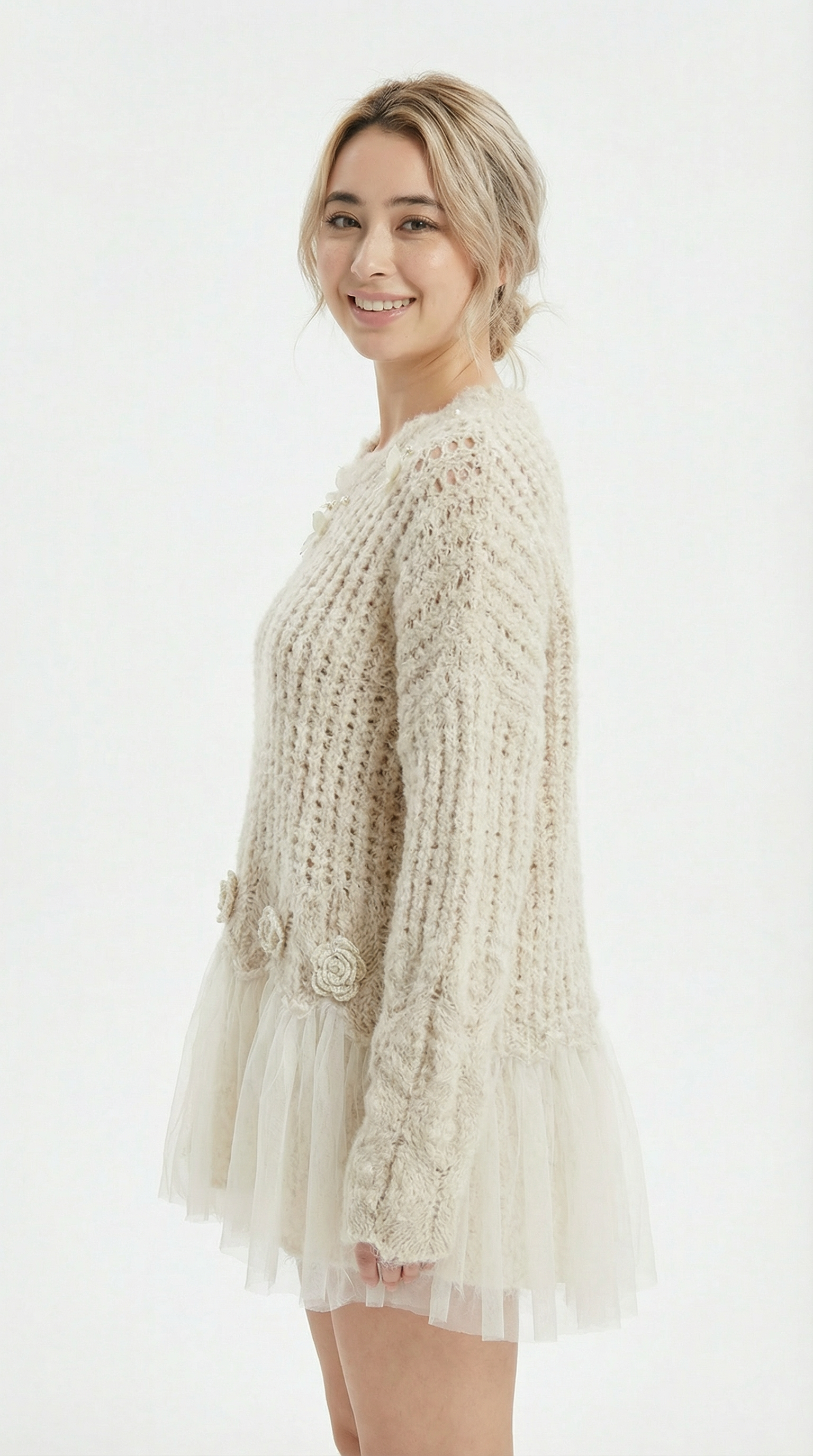 women wearing a cream-colored knitted cardigan from Meleche or Meléche (short as (Mé)) on a white background