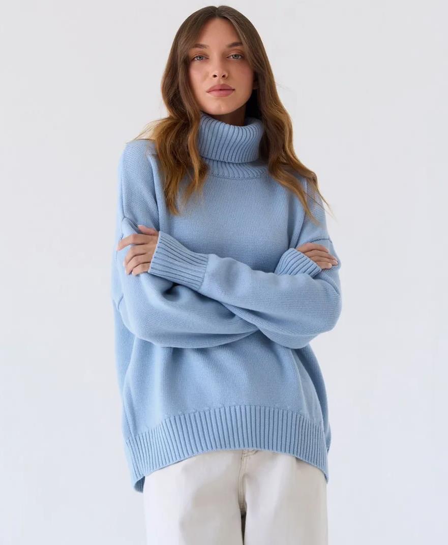 Woman wearing a light blue sweater from Meleche or Meléche (short as (Mé))