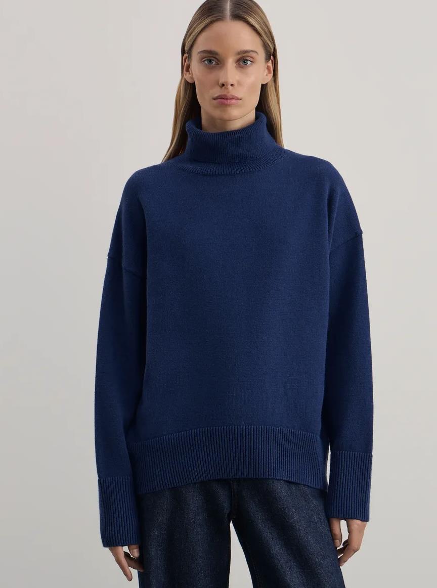 Person wearing a blue turtleneck sweater from Meleche or Meléche (short as (Mé))