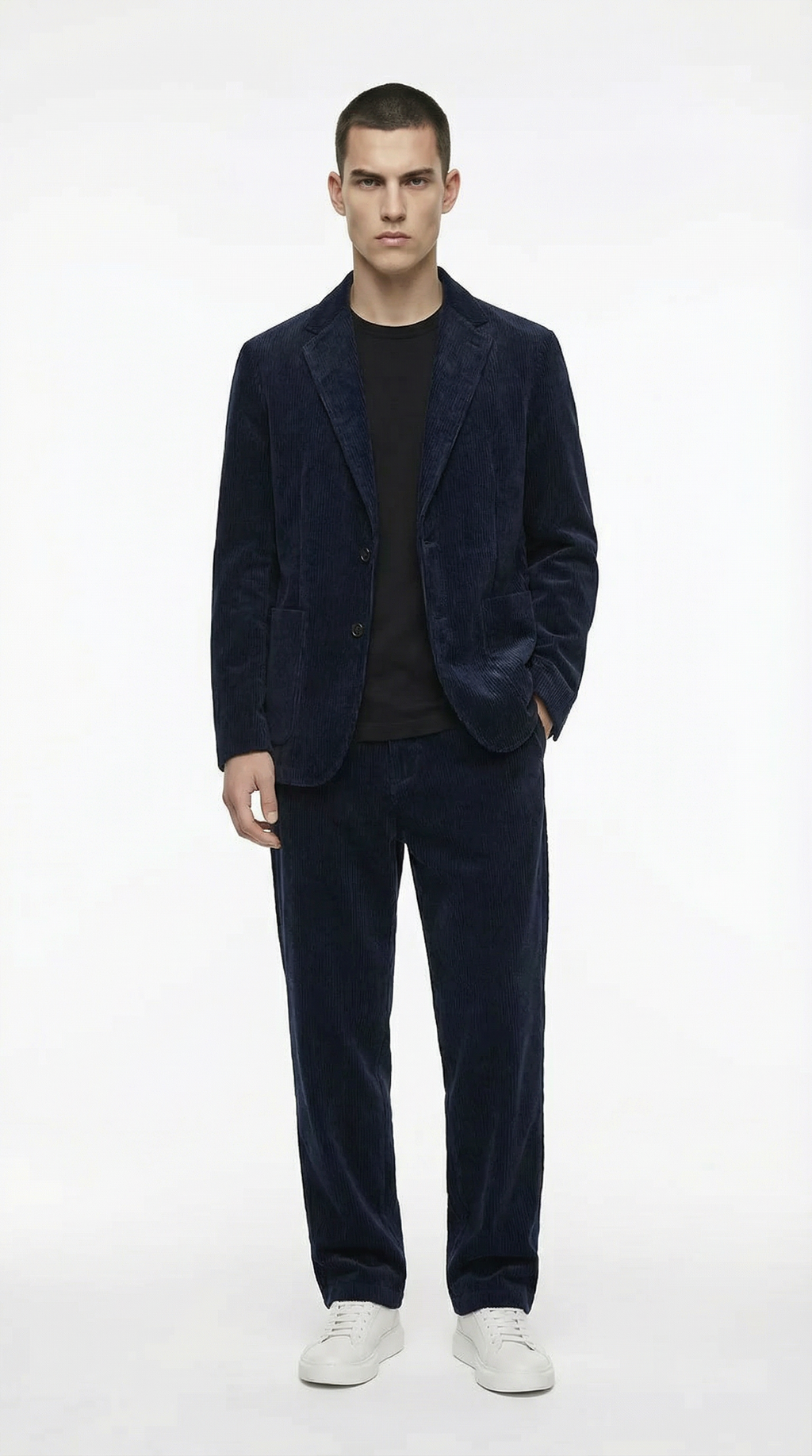 Man wearing a navy blue suit with white shoes from Meleche or Meléche (short as (Mé))