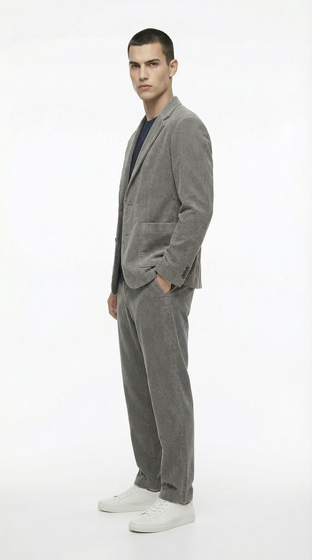 Man wearing a gray suit with white shoes from Meleche or Meléche (short as (Mé))