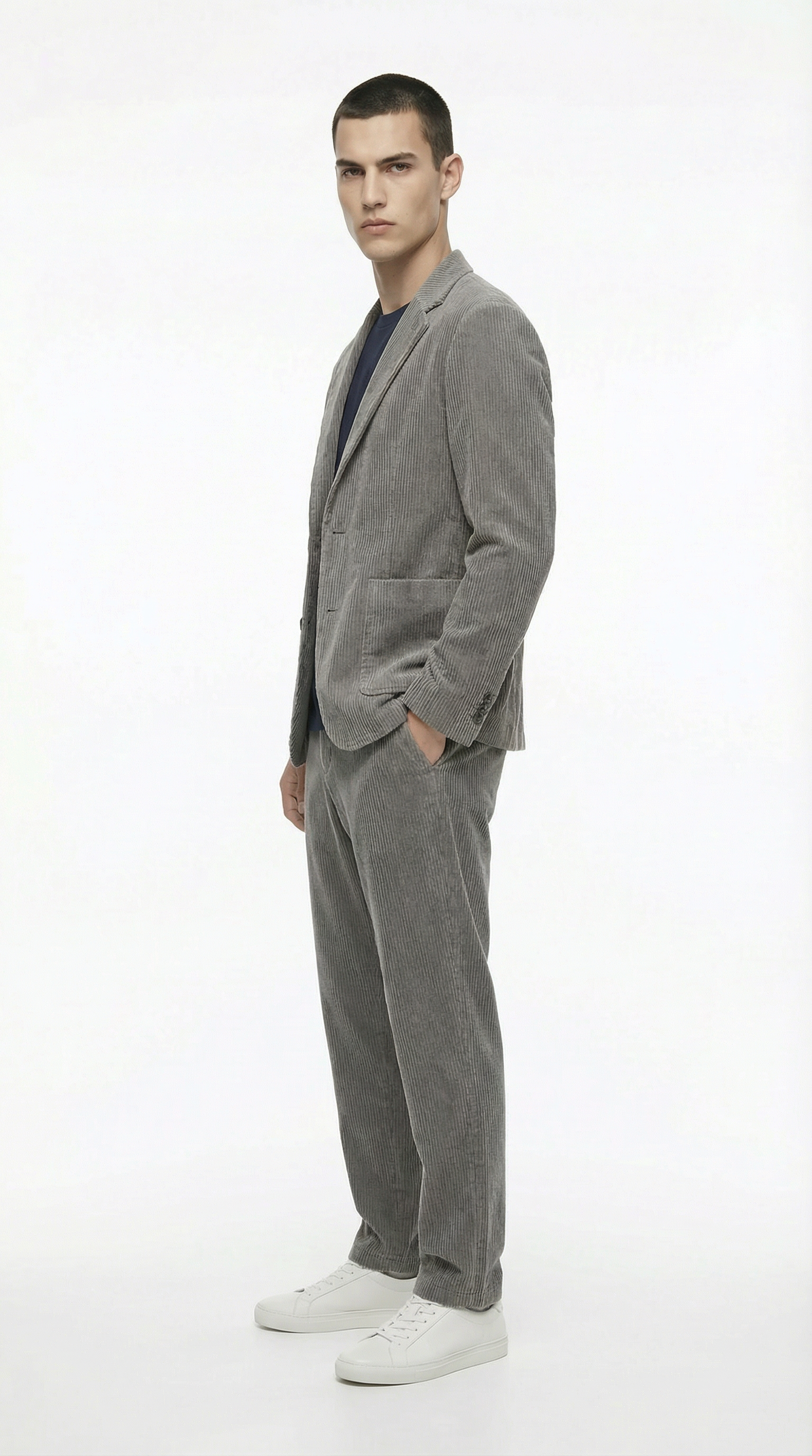 Man wearing a gray suit with white shoes from Meleche or Meléche (short as (Mé))