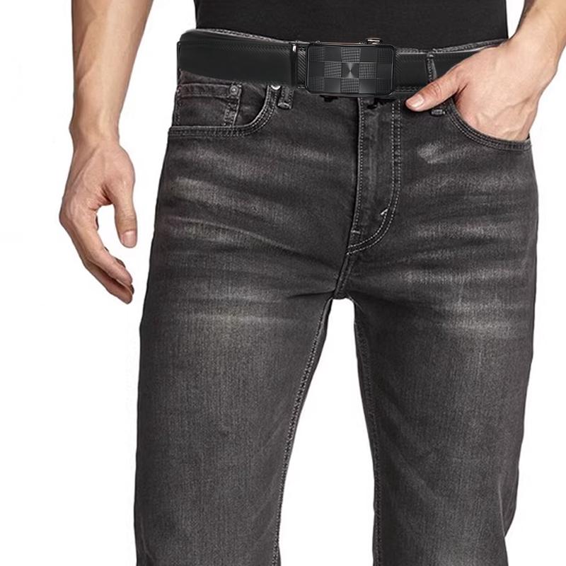 Person wearing black jeans with a Jose belt from Meleche or Meléche (short as (Mé))