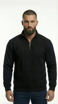Man wearing a black pullover from Meleche or Meléche (short as (Mé)) with a cityscape background