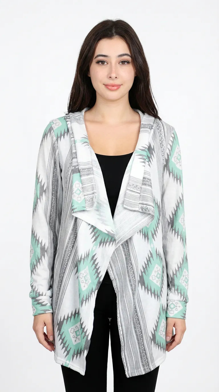 Woman wearing a patterned cardigan on a white background from Meleche or Meléche (short as (Mé))