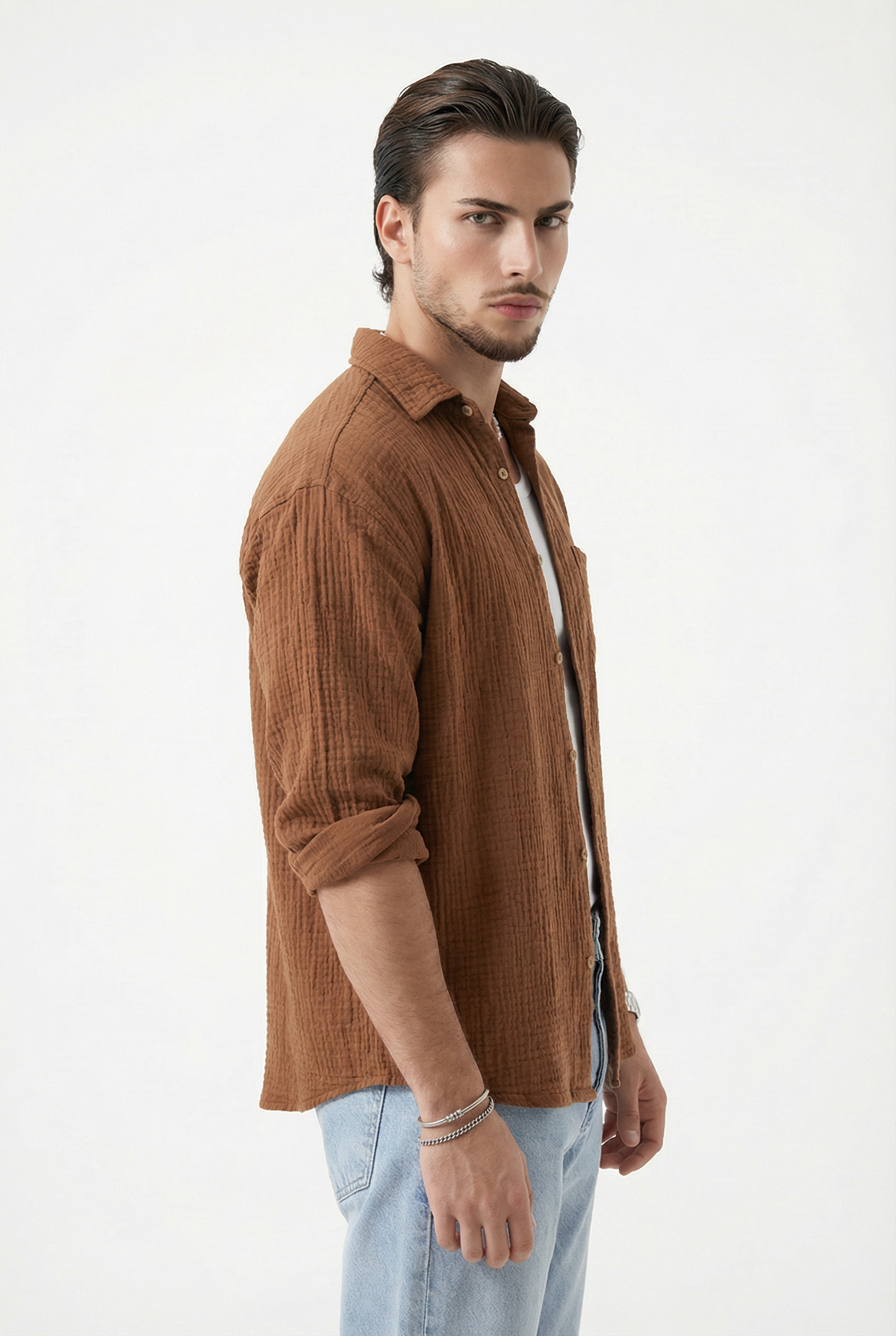 Man wearing a brown textured shirt and light blue jeans from Meleche or Meléche (short as (Mé))