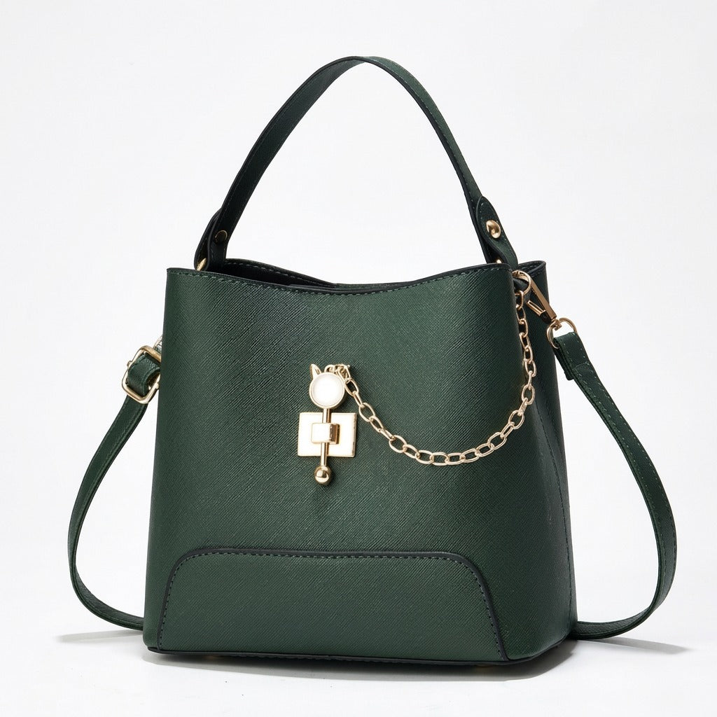 Xen - Green handbag with a gold chain detail on a white background from Meleche or Meléche (short as (Mé))