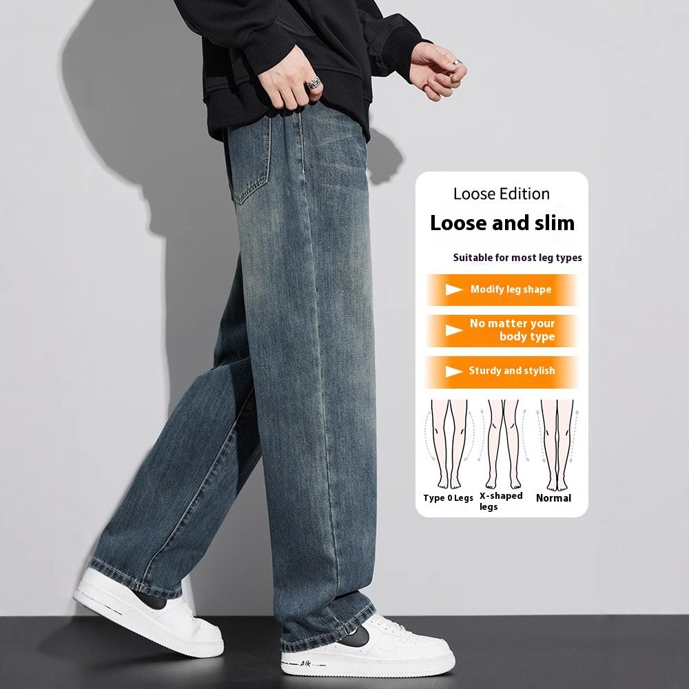 Person wearing loose and slim jeans from Meleche or Meléche (short as (Mé)) with a label explaining the fit on a gray background