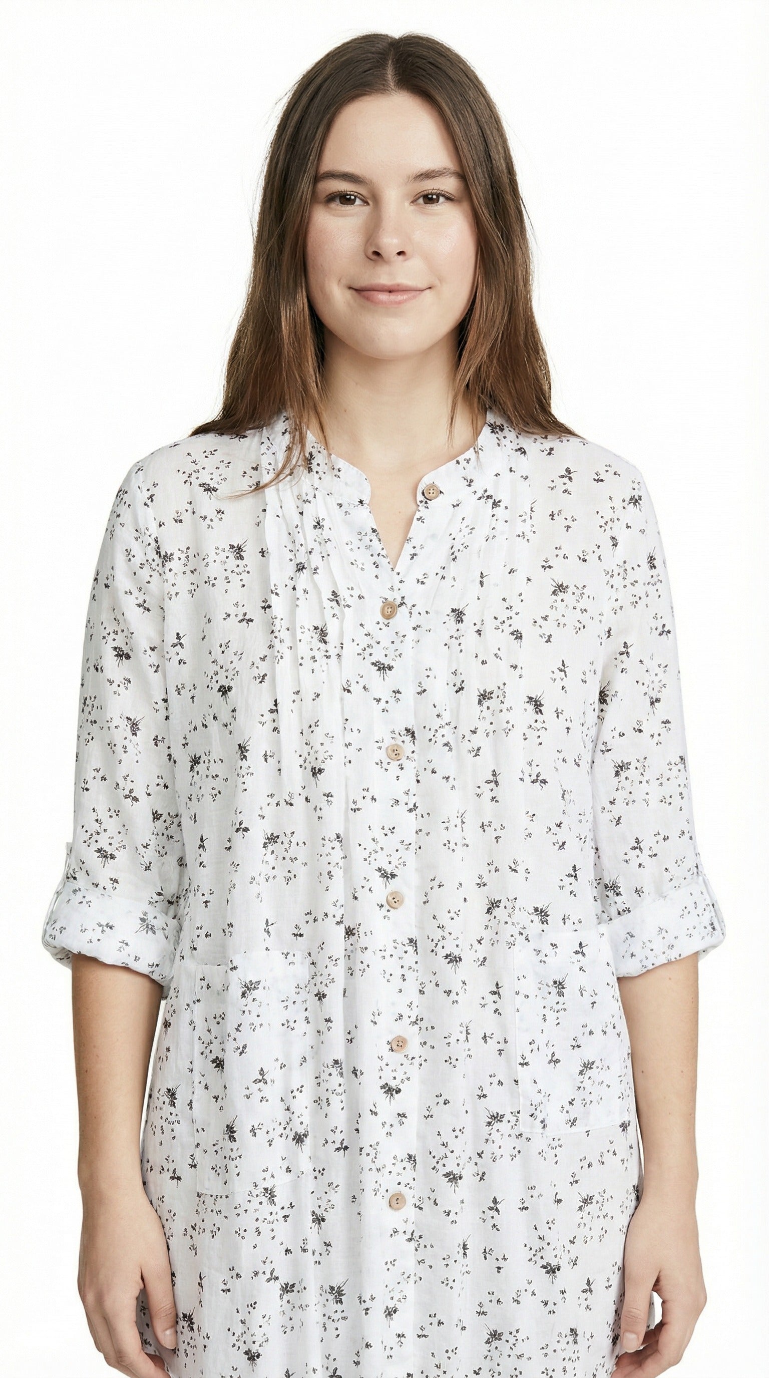 Woman wearing a white floral blouse on a white background from Meleche or Meléche (short as (Mé))